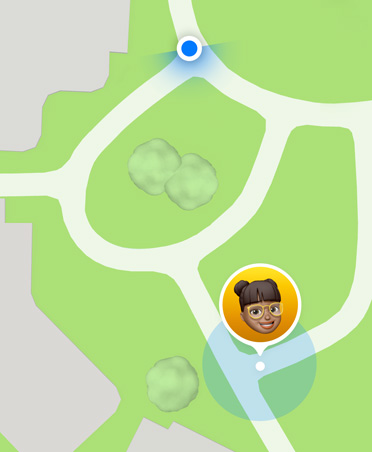 Antarmuka Peta dengan titik biru yang menunjukkan lokasi orang tua atau wali beserta Memoji anak, menunjukkan lokasi anak.