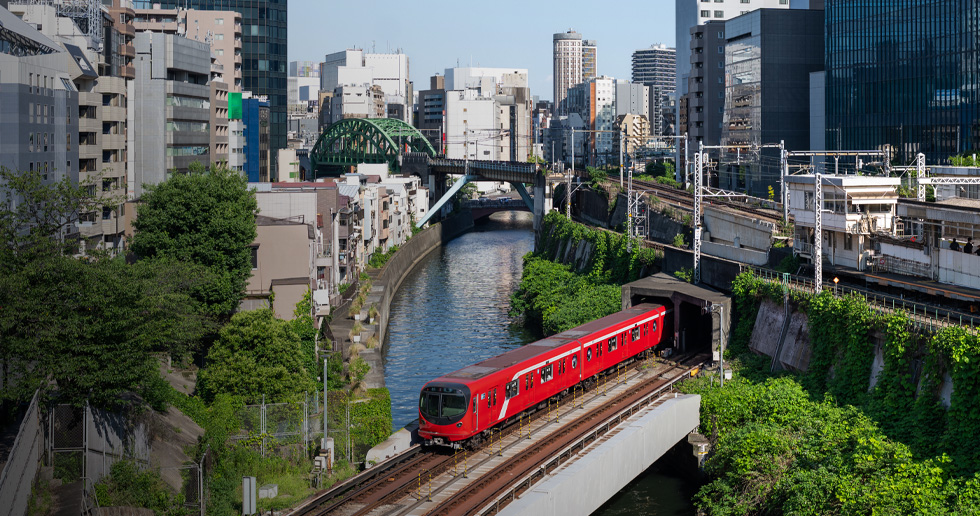 Korte videoklip om Tokyo Metro, bl.a. med tog, der krydser broer, den daglige drift og vedligeholdelsesarbejde.