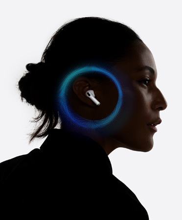 Prawy profil osoby ze słuchawką AirPods Pro 3 w uchu