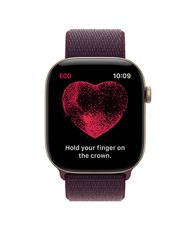 Apple Watch Series 12 z kopertą z aluminium w kolorze jasnego złota, opaska sportowa w kolorze burgunda. Na ekranie apka EKG, widać instrukcję, żeby przytrzymać palec na pokrętle Digital Crown i wykonać odczyt EKG, czerwone serce pośrodku ekranu