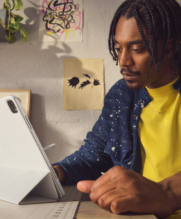 Une personne utilisant son iPad Air dans un étui Smart Folio à une distance de visionnement sécuritaire.