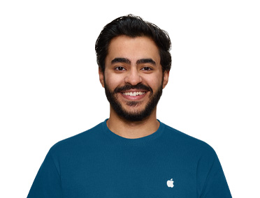 Spécialiste Apple affichant un sourire, et portant un chandail Apple bleu