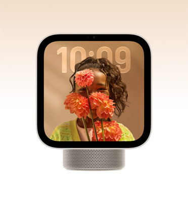 Apple HomeView, comète (or pâle), écran montrant l’heure sur un fond d’écran qui affiche une personne tenant des fleurs