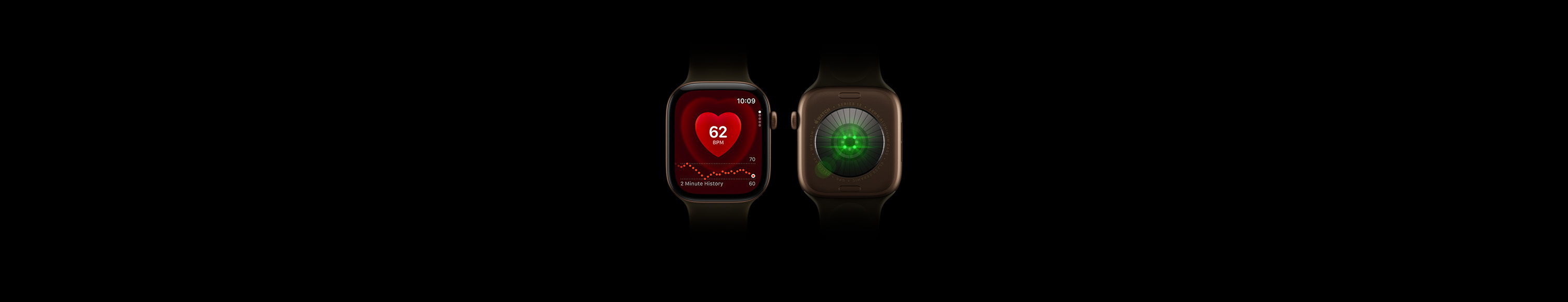 Twee exemplaren van Apple Watch Series 12, kast van aluminium, kleur donkerbrons, olijfgroen sportbandje, van het ene exemplaar is de voorkant te zien met de Hartslag-app, van het andere exemplaar is de achterkant te zien met het gezondheidsmetingsysteem met groene led-lichtjes