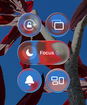 Écran d’accueil coloré d’un iPhone avec des apps et widgets Liquid Glass transparents