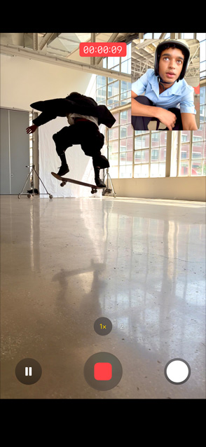 iPhone Air, pohled zepředu, uživatel pomocí funkce duálního záznamu videa nahrává současně přední i zadní kamerou
