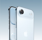 iPhone Air, blankytně modrá barva, šikmý pohled zezadu, modul s Fusion fotosoustavou nahoře, ovladač fotoaparátu, pohled zepředu na obrazovku přes celou přední stranu, akční tlačítko a tlačítka hlasitosti