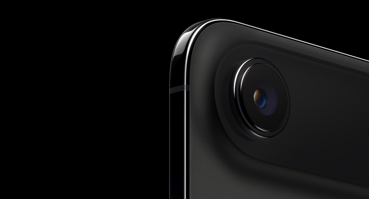 iPhone Air, pohled zezadu, vesmírně černá barva, horní zakulacený roh, Fusion fotosoustava s jedním objektivem
