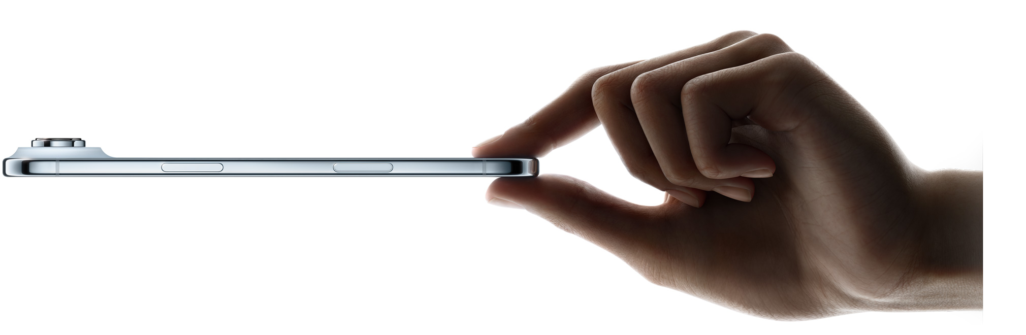 iPhone Air držený mezi palcem a ukazováčkem, pohled z boku, blankytně modrá barva, tenký profil, Fusion fotosoustava, boční tlačítko, ovladač fotoaparátu