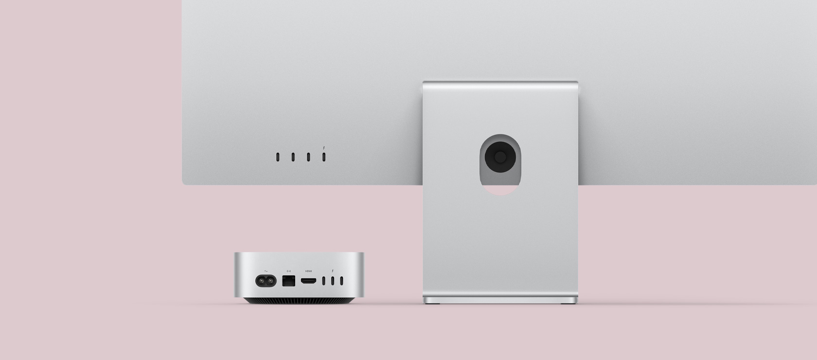 Hõbedase Mac mini ja Maci monitori tagantvaade, kus nähtaval on Mac mini tagumised liidesed ning seade mahub kenasti monitori alla