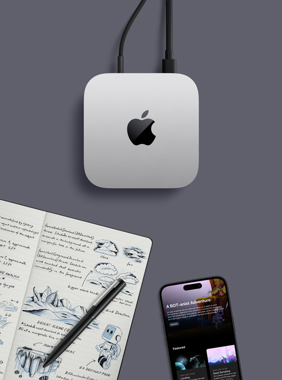 Apple'i logoga hõbedase Mac mini pealtvaade, mis on asetatud iPhone’i, pliiatsi ja käsitsi kirjutatud märkmetega vihiku kõrvale lauale