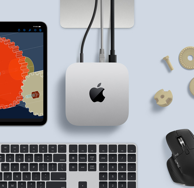 Hõbedase Mac mini pealtvaade laual, millel on musta ja hõbedasega juhtmevaba klaviatuur, must juhtmevaba hiir ja iPad