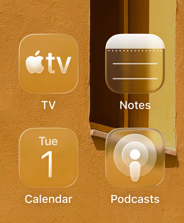 أيقونات تطبيقات بتصميم Liquid Glass، ومنها Apple TV والملاحظات والتقويم والبودكاست، تظهر بلون يكمّل صورة خلفية الشاشة